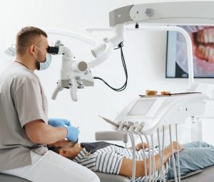 Терапевтическое лечение зубов с использованием современных стоматологических технологий.